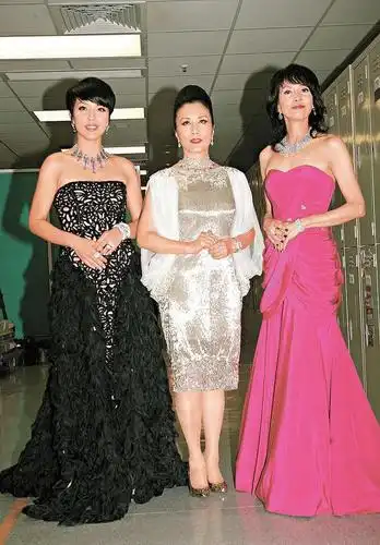 汪明荃同框郑裕玲!73岁自然脸秒杀63岁整容脸,身材一凹凸一扁平