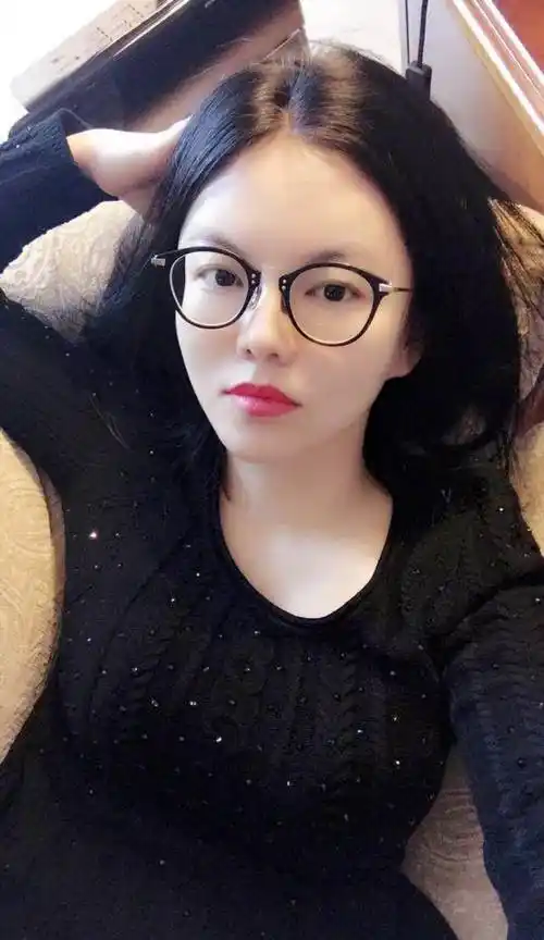 李湘自拍又美又瘦看着像二十岁,然而照片美颜过度眉毛少了一半!