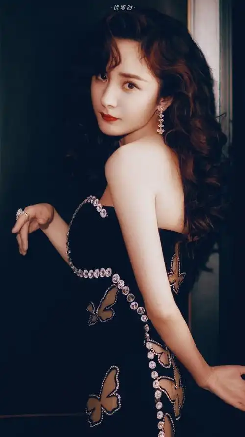 杨幂蝴蝶镶钻复古开叉长裙