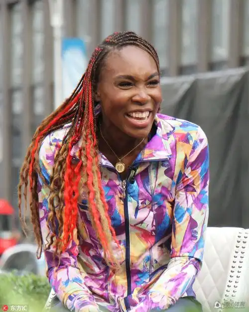 组图:大威参加电视节目 奇特发型配彩衣吸睛