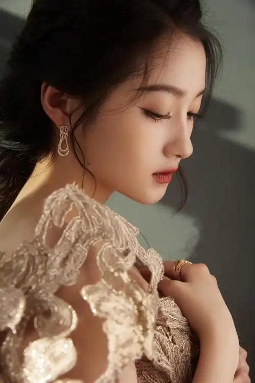 关晓彤金色高定##elle风尚大典