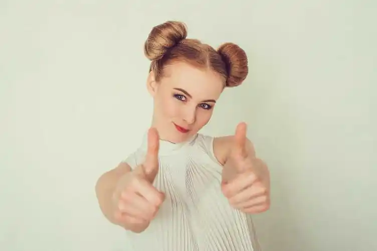 做出ok手势的可爱女孩