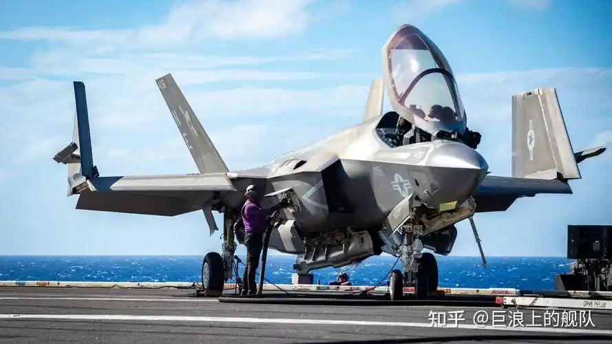 模型展示的是f-35c挂载6枚aim-120d中距空空导弹, 2枚aim-9x近距空空