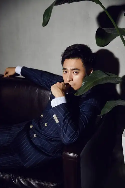 简介:陈龙西装魅力写真图片,分享一组陈龙图片给大家,图中的明星图片