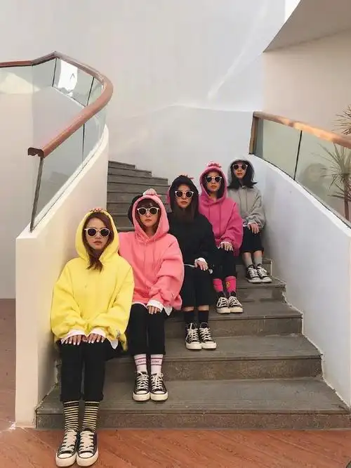 一拍集体照就犯尴尬症?九种不同的姿势来解决你的烦恼,简单欢乐