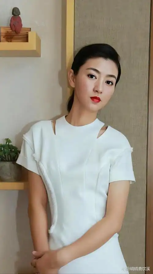 斓曦亮相上海时装周t台走秀超惊艳一举一动尽显中式礼服魅力