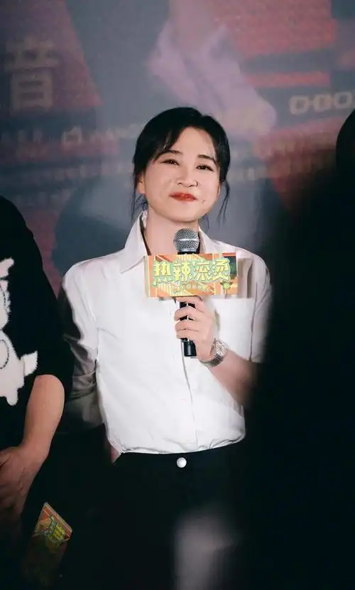 人气质提升不少,而且眼神看上去迷离带着清冷,以至于网友喊话很像许晴