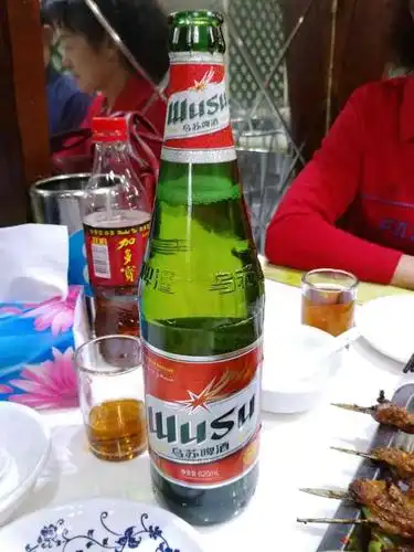 乌苏啤酒的货存不是很够,要叫尽早.