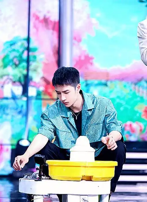 王一博最新一期天天向上造型曝光一细节可爱到爆炸