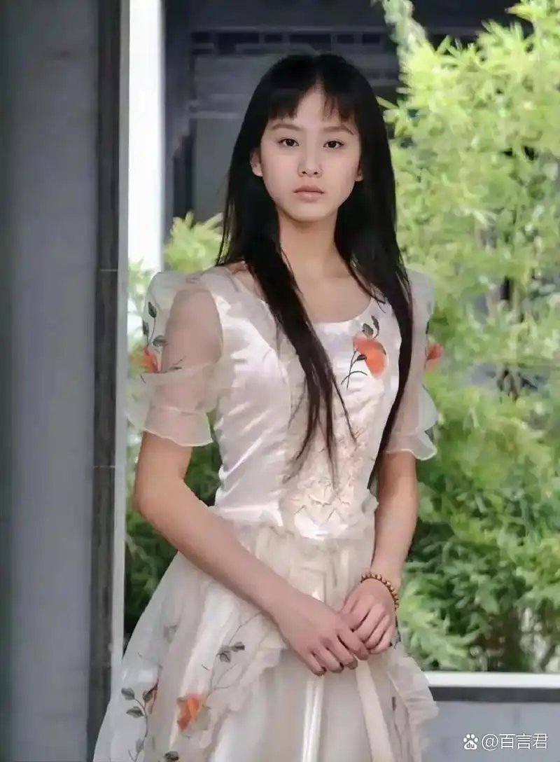 对比刘诗诗04年刚出道时候的照片,二十年了她仪态都没变过.