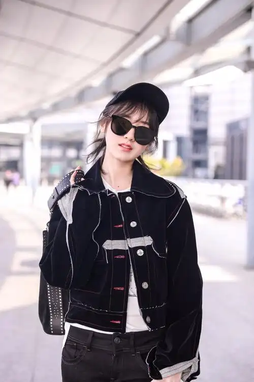 袁冰妍曝机场个性街拍 暖萌少女展现率性真我