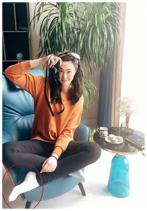 原创惠若琪宅在家中晒自拍却意外暴露45码大脚超级长腿代价太大了