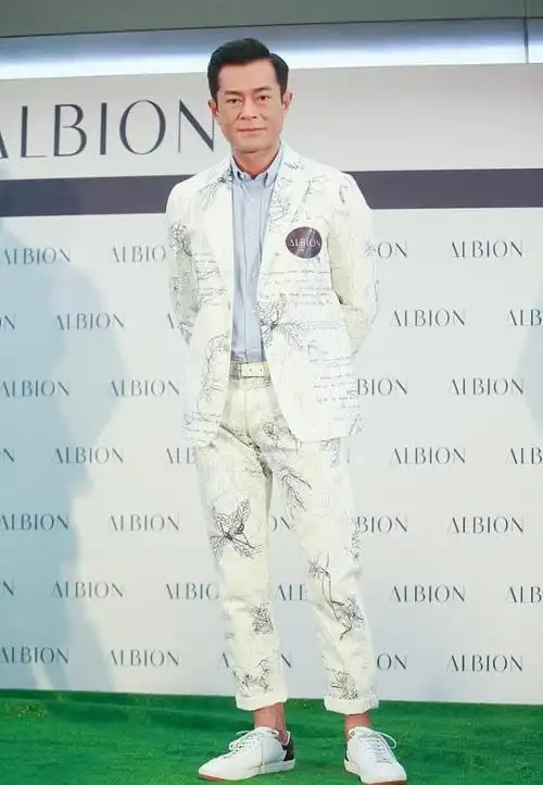 古天乐有了"大叔"的气质,但穿西装还挺个性的,配马甲好有风度