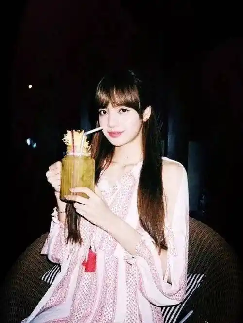 lisa火爆频繁上热搜,法总统夫人邀站c位,手机壳疑印三太子名字_音乐