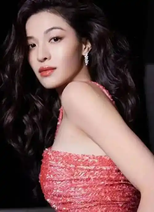 钟楚曦最新写真集,粉色镂空吊带裙,大秀身材曲线,身材艳压群芳_瞬间