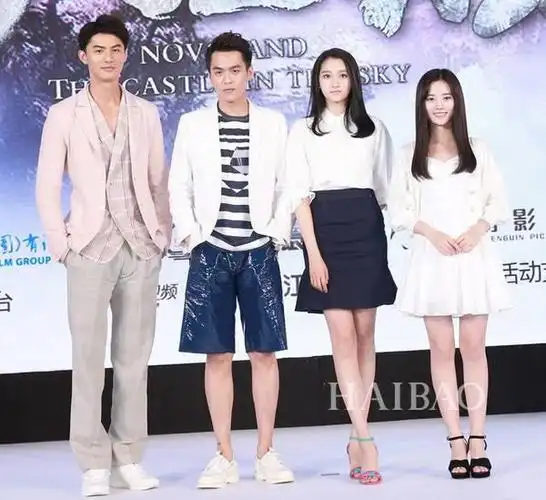 鞠婧祎关晓彤同台,可见身高在合照中有多么重要!