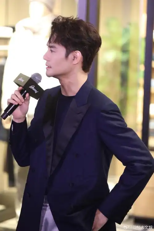 王凯求粉丝换个词夸##王凯 帅气听太多次了