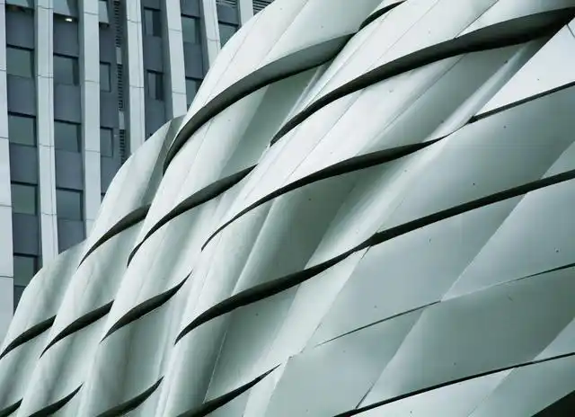 样,冲孔铝单的厚度和孔的大小会有一定的差异,比如特色建筑外墙(如下