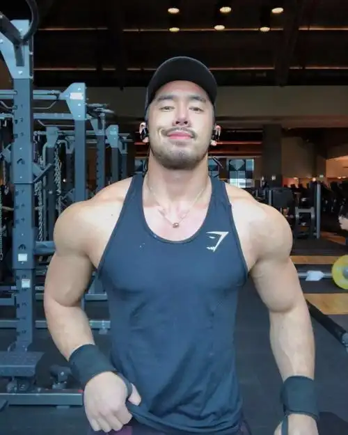 美国亚裔肌肉男 肌肉版金城武名媛 美国 东方帅哥 健身迷网