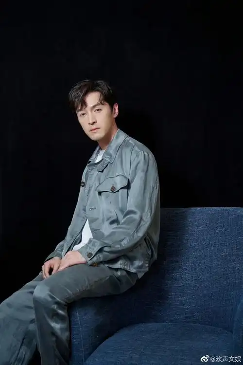 低沉又帅气啊#胡歌灰绿色缎面西装