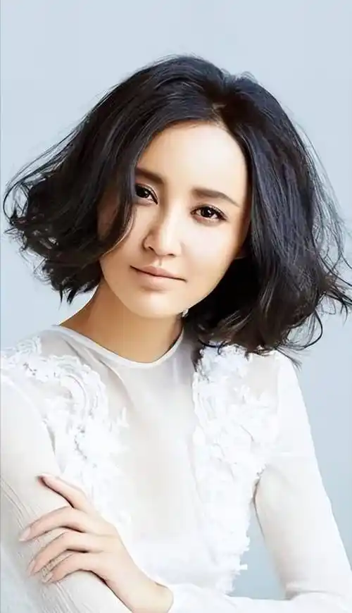 2004年,张歆艺和王志飞在一起七年,王志飞转身娶了小15岁的张定涵