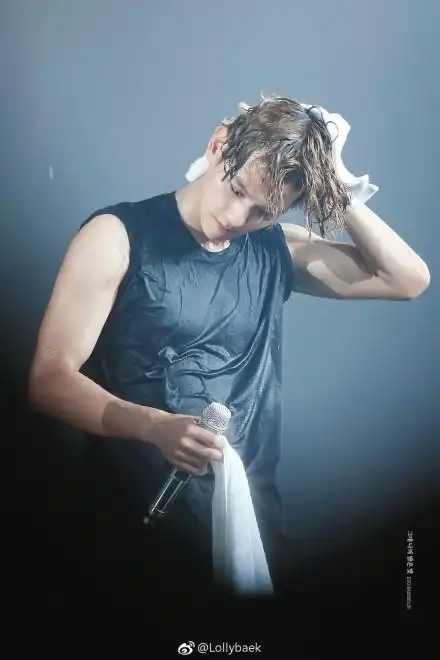 边伯贤演唱会上展示腹肌男友力十足,你们老公太能撩了