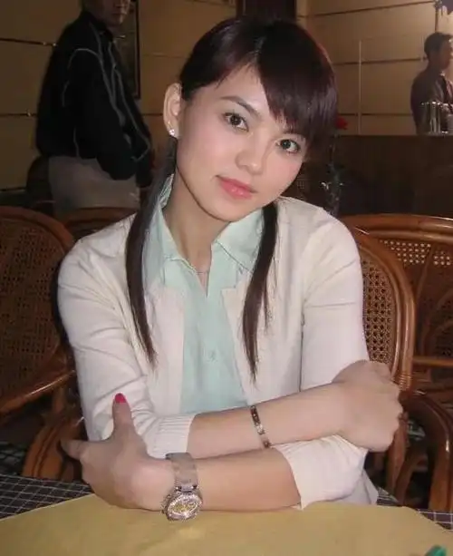 年轻时的李湘,不但长着一张圆圆的脸,而且还有一双杏眼,一笑起来会