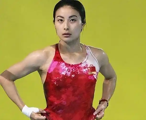 看到郭晶晶亲手把霍启刚送进体制内,才明白她在霍家地位高的原因_跳水