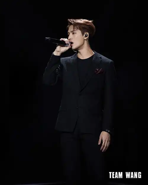 王嘉尔获优秀原创音乐作品奖 穿黑色西服领奖唱跳帅气有样