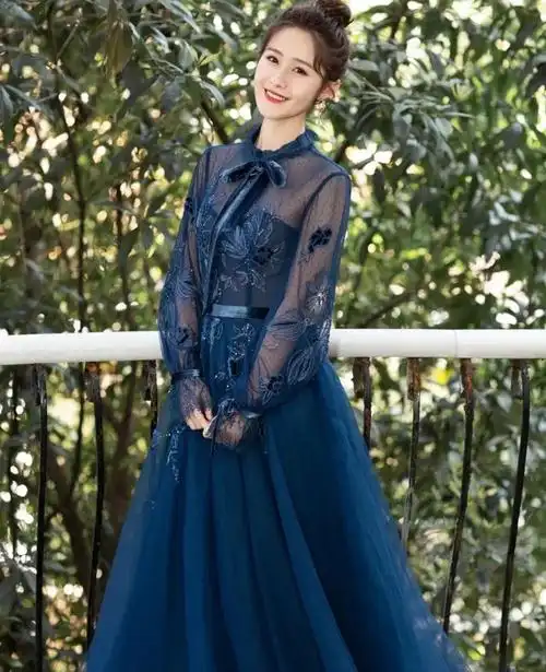 原创湖南新秀主持人梁田穿酒红礼服裙秀美肩平行腿太美了