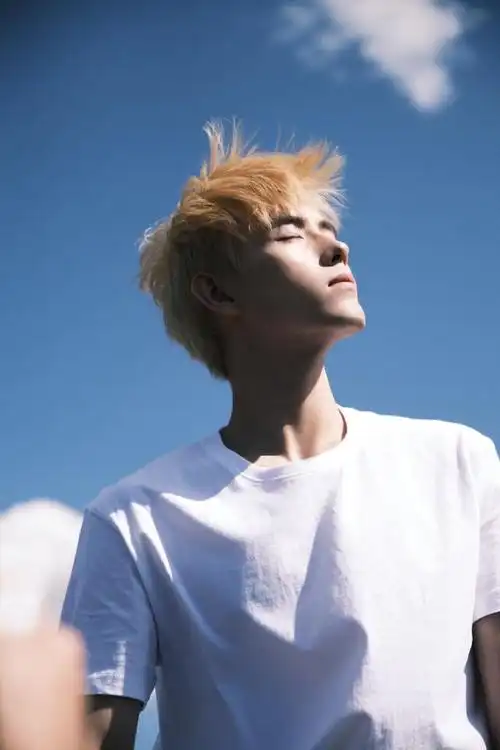 组图:陈飞宇写真花絮释出 金发白t少年感十足黑发温顺乖巧