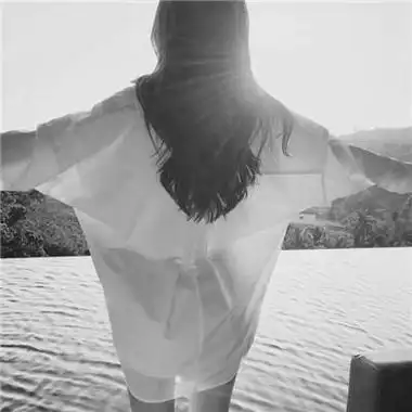 黑白头像2018女生长发背影图片 冷酷霸气带字图片