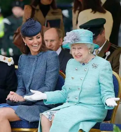 英国女王与孙子们相处时展现出了最可爱最温柔的一面
