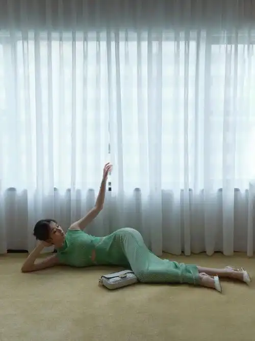 乔欣的身材#乔欣镂空绿裙美得清新脱俗～优雅高妹真的很迷人,凹凸佑