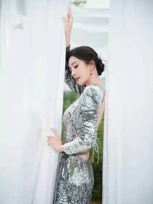 杨幂银色写真大胆露背晚礼服气质太顶了