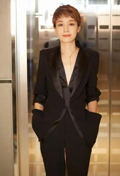 马伊琍罕见留长发!穿丝绒西装扎低马尾,气质比短发时更温柔了