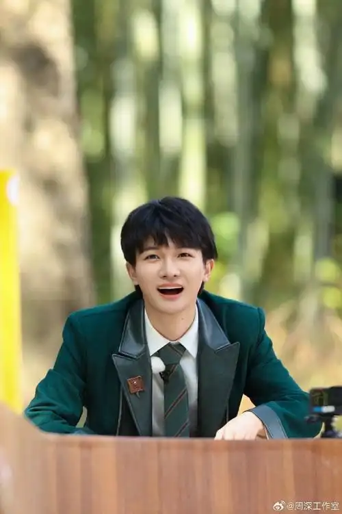 点亮微博之夜#内心始终笃信爱与温柔---@卡布叻_周深《请笃信一个梦》