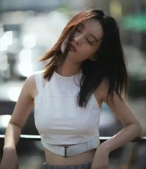 李沁终于不再低调了,穿一件普通的露脐装,秀出了一尺八的腰!_网易订阅