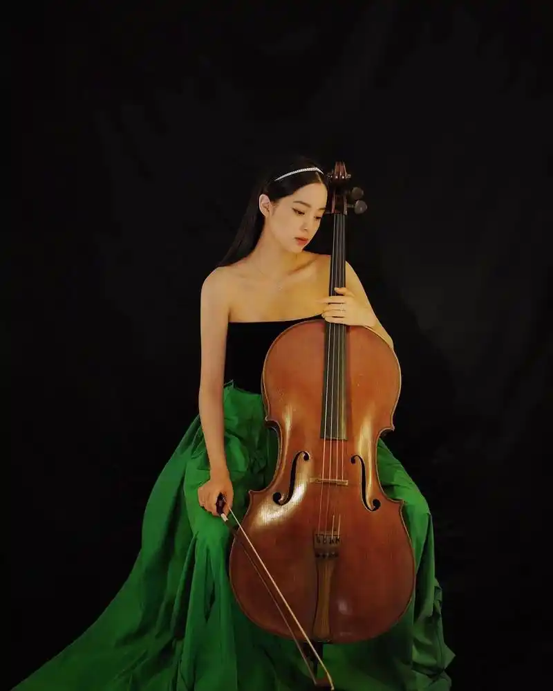 欧阳娜娜穿抹胸拼接礼服秀雪白美肩 手扶大提琴恬静温婉