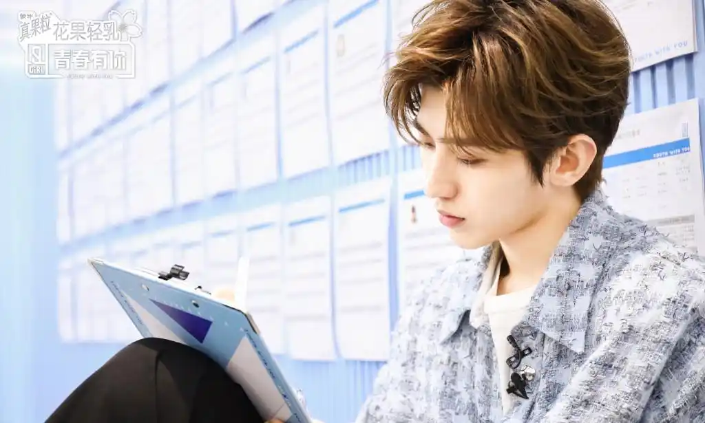 《青春有你2》:蔡徐坤职场秀,舞台上突然的"回头杀"酷极了