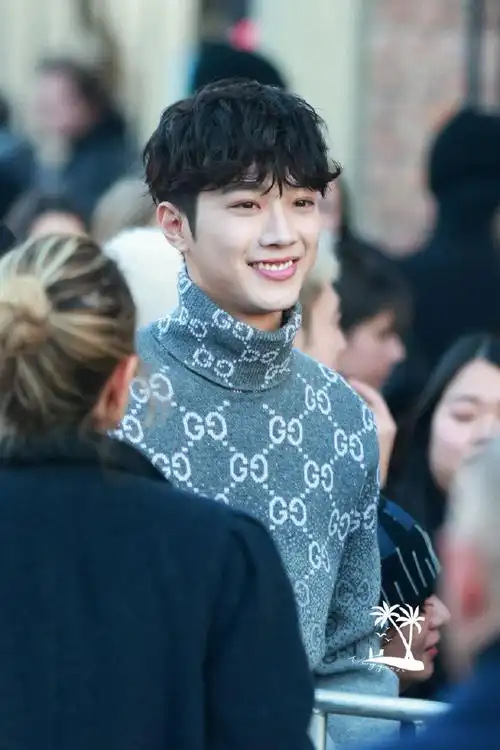 米兰时装周 下班人海中我只望向你@赖冠霖_edward