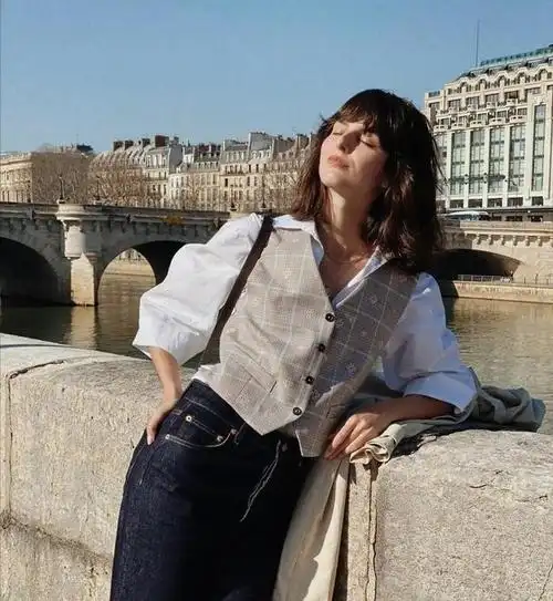 优雅是法国女人的代名词,她们潇洒不失性感,慵懒不失精致;独立自主,不