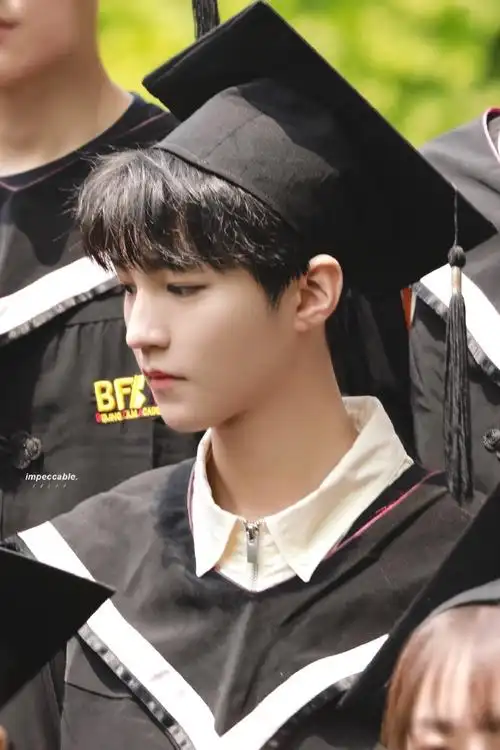 王俊凯拍毕业照