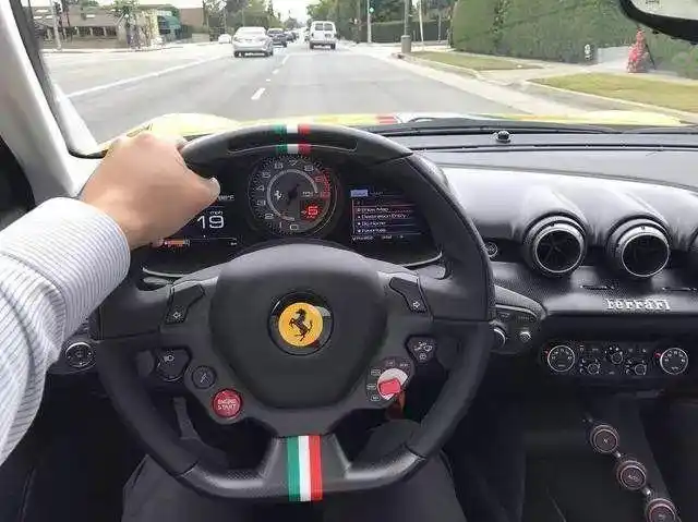 白云涨姿势从方向盘握法能看出驾驶员的性格你属于哪一种