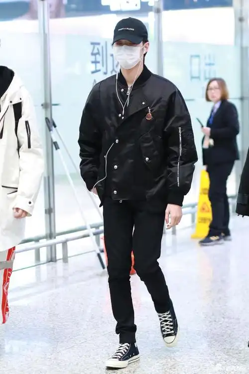 赖冠霖全黑look亮相机场戴耳机听歌走路气场高冷