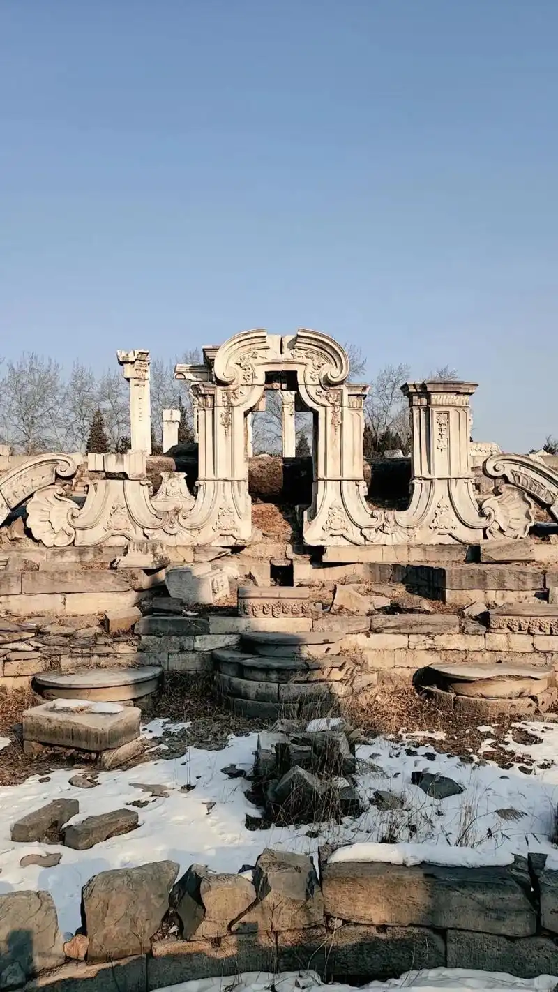 圆明园西洋楼遗址,残迹并不美,它是美的灰烬.与历史擦肩,一半 - 抖音
