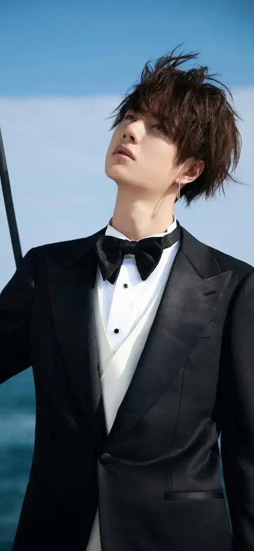 王一博,古希腊掌管壁纸的神  #王一博##yibo moment#  p3是我当年的