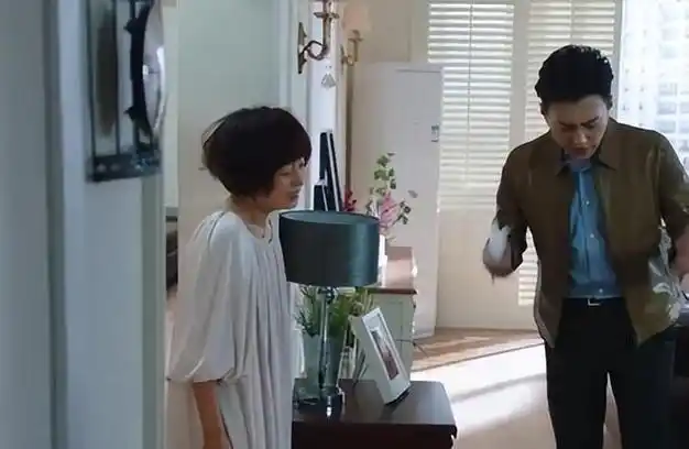 马伊琍拍罗子君离婚大哭那段戏时低头一看靳东的鞋噗嗤一下笑了