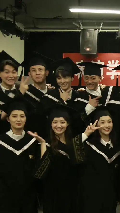 王俊凯超话时间过得真好快,穿着学士服和同学一起扔学士帽,一起爬