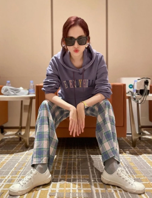 古力娜扎私服照释出紫色卫衣搭配格纹长裤休闲又大气